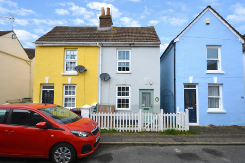 2 bed property, in Victoria Road, £280,000