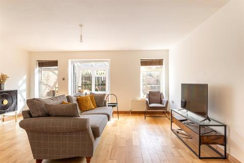 3 bed property, in Spears Walk, £490,000
