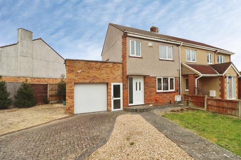 3 bed property, in Watermore Close, £290,000