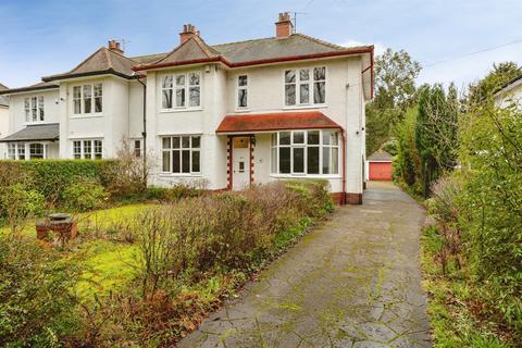 5 bed property, in The Grove, £500,000