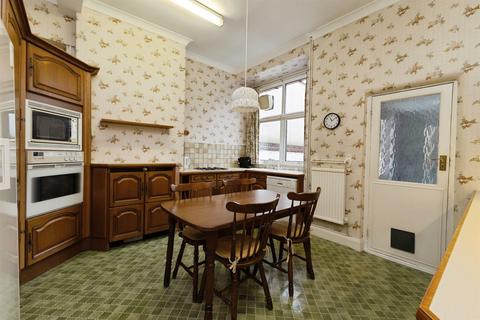 5 bed property, in The Grove, £500,000