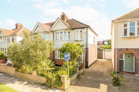 3 bed property, in Buckleigh Avenue, £825,000