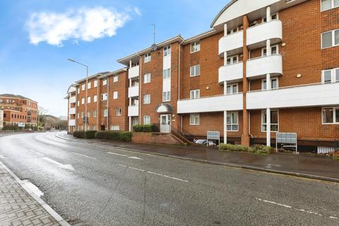 2 bed property, in Queens Road, £270,000