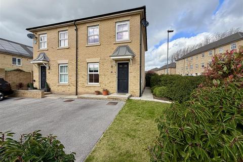 2 bed property, in Castle Hill Close, £270,000
