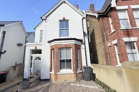 1 bed property, in Queens Gardens, £140,000