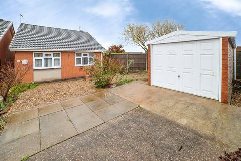 2 bed property, in Boatmans Close, £200,000