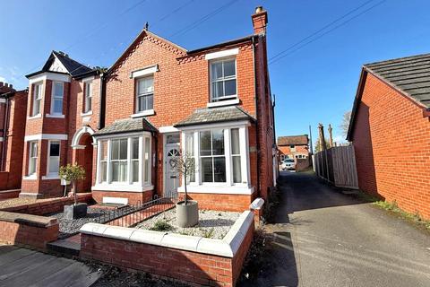 1 bed property, in Clifford Street, £196,000