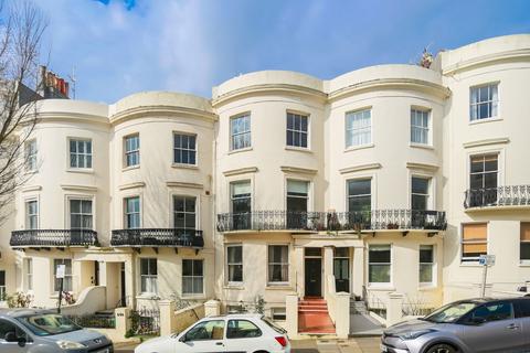 2 bed property, in Lansdowne Place, £400,000