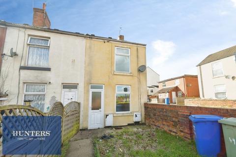 2 bed property, in South Street North, £100,000