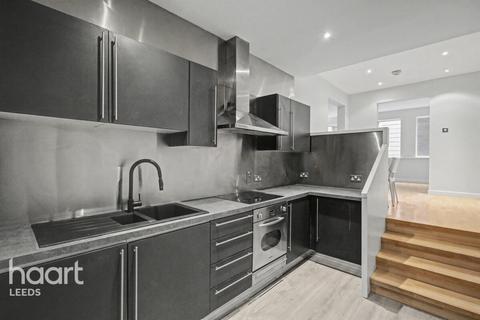 1 bed property, in Park Row, £150,000