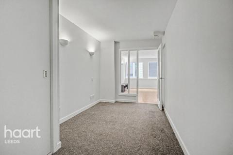 1 bed property, in Park Row, £150,000