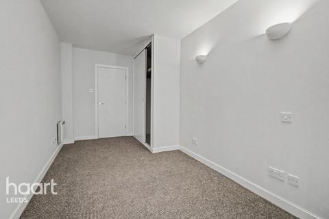 1 bed property, in Park Row, £150,000