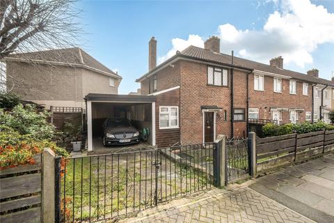 3 bed property, in Oakridge Road, £450,000