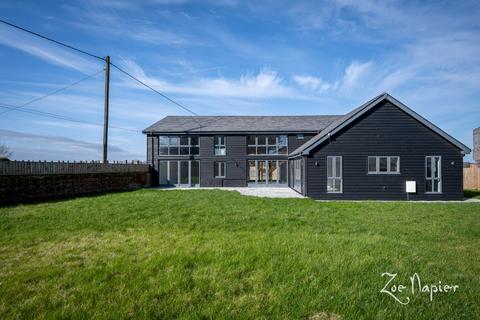 4 bed property, in Thorpe Le Soken, £850,000