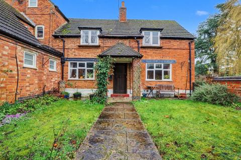 2 bed property, in Rushes Lane, £210,000