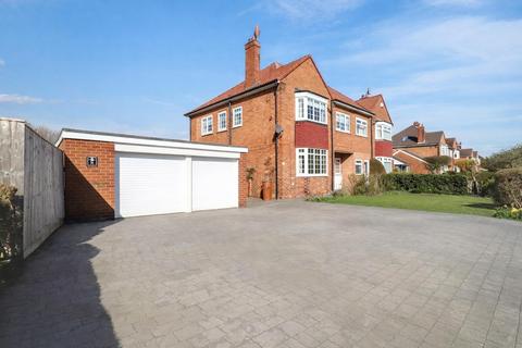 4 bed property, in Crooks Barn Lane, £430,000