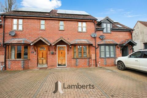 2 bed property, in High Street, £225,000