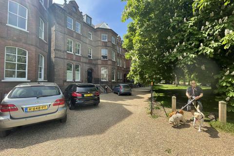 1 bed property, in Hallam House, £340,000