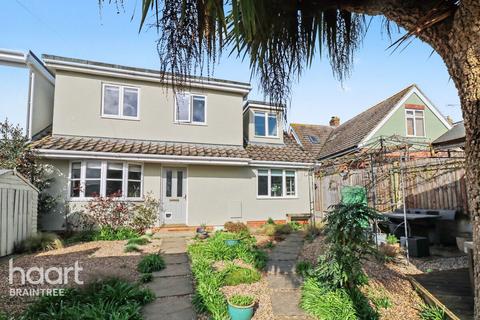 4 bed property, in Sarcel, £450,000