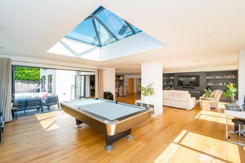 4 bed property, in Pringles Drive, £1,399,000
