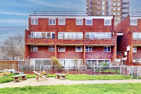 3 bed property, in Ollerton Green, £500,000