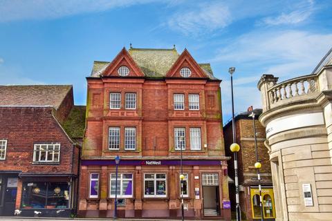 2 bed property, in High Street, £325,000