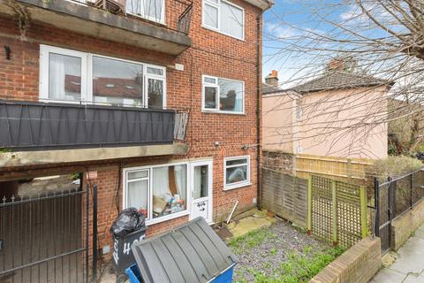 1 bed property, in Sydenham Road, £170,000