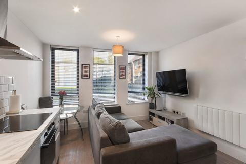 1 bed property, in New Ash Green, £190,000