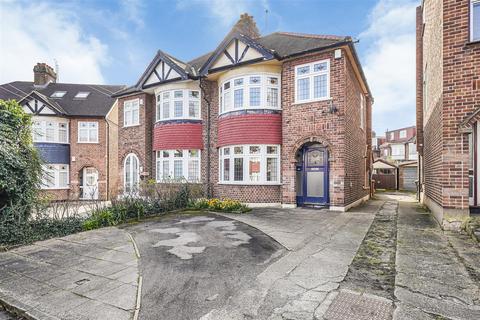 3 bed property, in Fairlight Close, £650,000