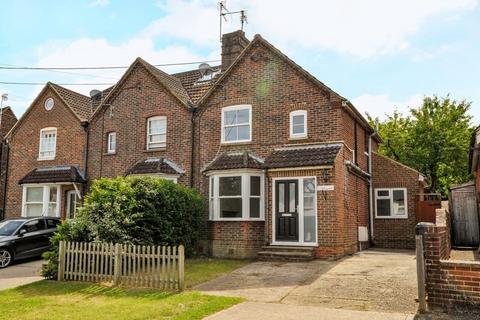 3 bed property, in Chiddingfold, £525,000