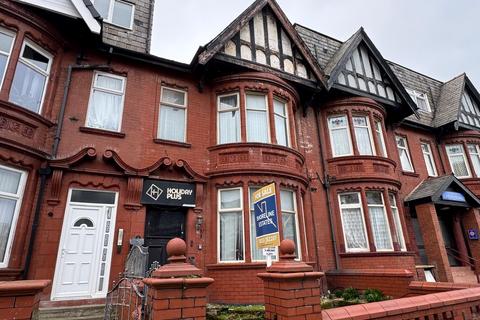 5 bed property, in Holmfield Road, £140,000