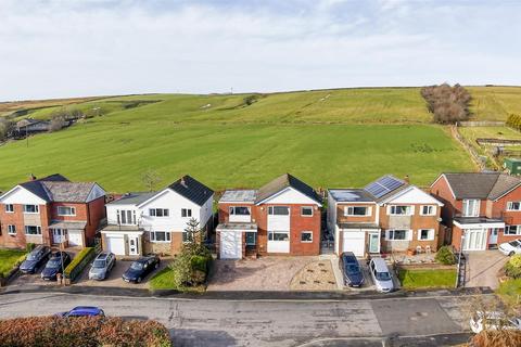 3 bed property, in Hillside Crescent, £425,000