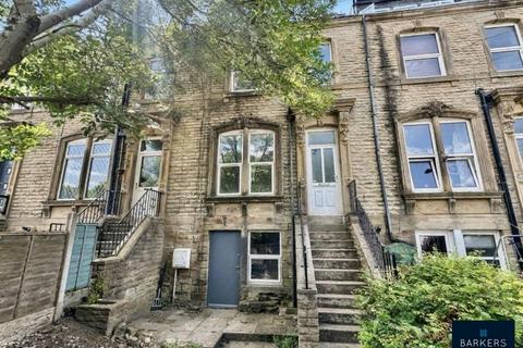 2 bed property, in Bradford Road, £80,000