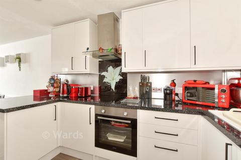 2 bed property, in Cheriton Road, £180,000