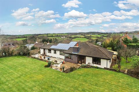5 bed property, in Doddiscombsleigh, £795,000