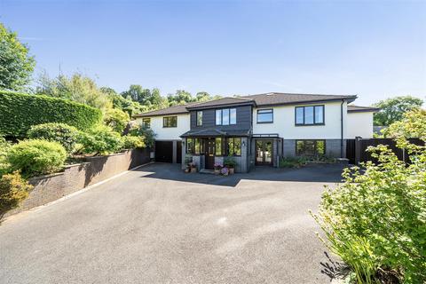 5 bed property, in Doddiscombsleigh, £795,000