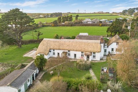 6 bed property, in East Hill, £780,000