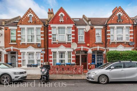 2 bed property, in Tynemouth Road, £200,000