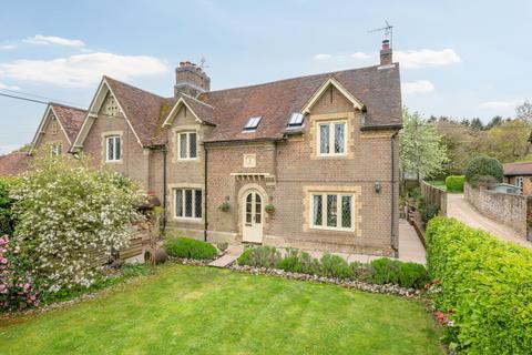 4 bed property, in St. Margarets, £995,000