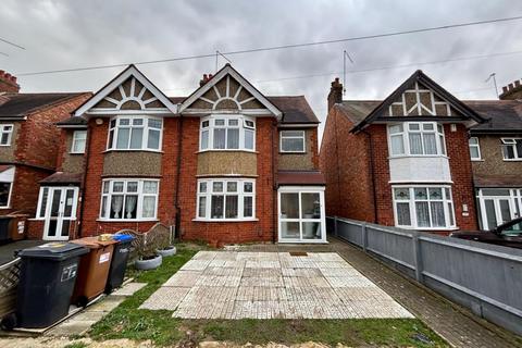 3 bed property, in Greenfield Road, £300,000