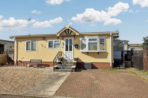 2 bed property, in Osborne Road, £100,000