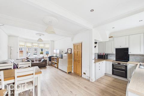 3 bed property, in Northumberland Avenue, £450,000
