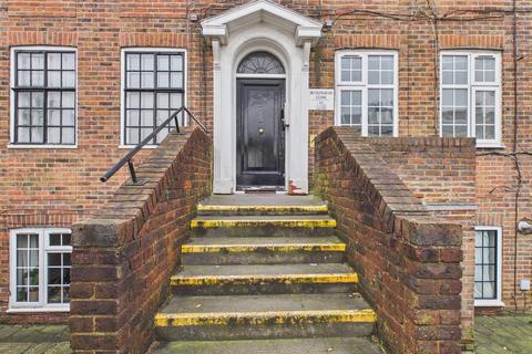 1 bed property, in Bath Street, £160,000