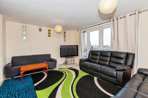 2 bed property, in Tuns Lane, £130,000