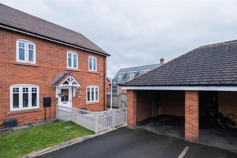 3 bed property, in Hazelhurst Way, £250,000