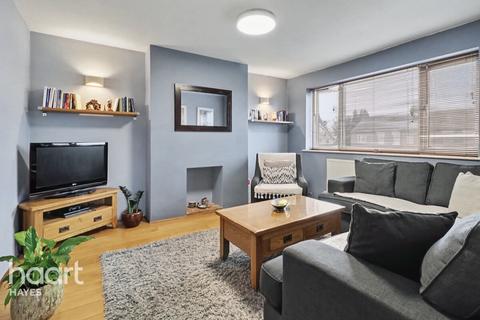 2 bed property, in Yeading Fork, £335,000