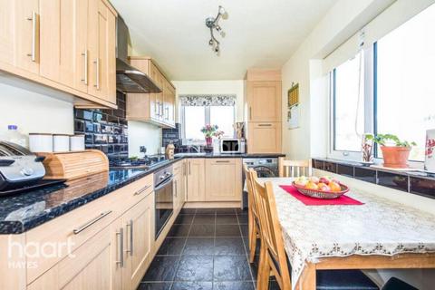 2 bed property, in Yeading Fork, £335,000