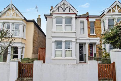 3 bed property, in Avenue Road, £650,000