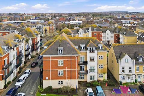 2 bed property, in Crawford Avenue, £260,000