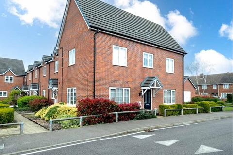 2 bed property, in Evans Croft, £199,999